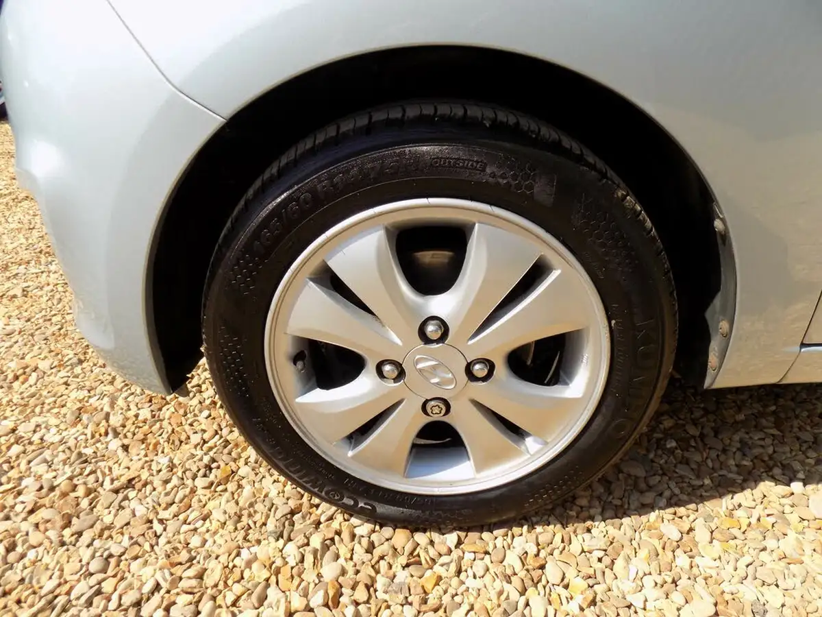 2011-hyundai-i10-12-active-big-9