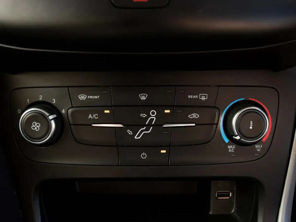 2018-ford-focus-10t-zetec-edition-125ps-hatchback-big-32