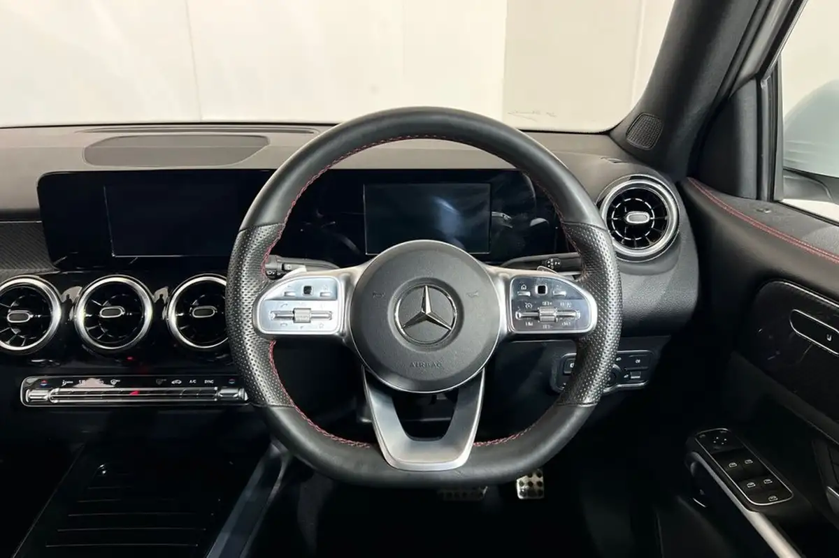 2022-mercedes-benz-glb-class-13-glb200-amg-line-7g-tronic-big-14