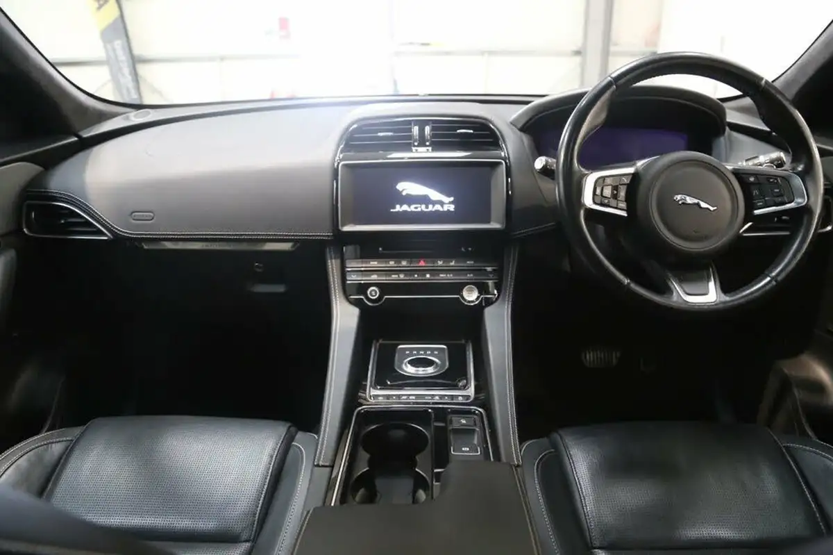 2019-jaguar-f-pace-20-i4d-chequered-flag-180ps-big-43