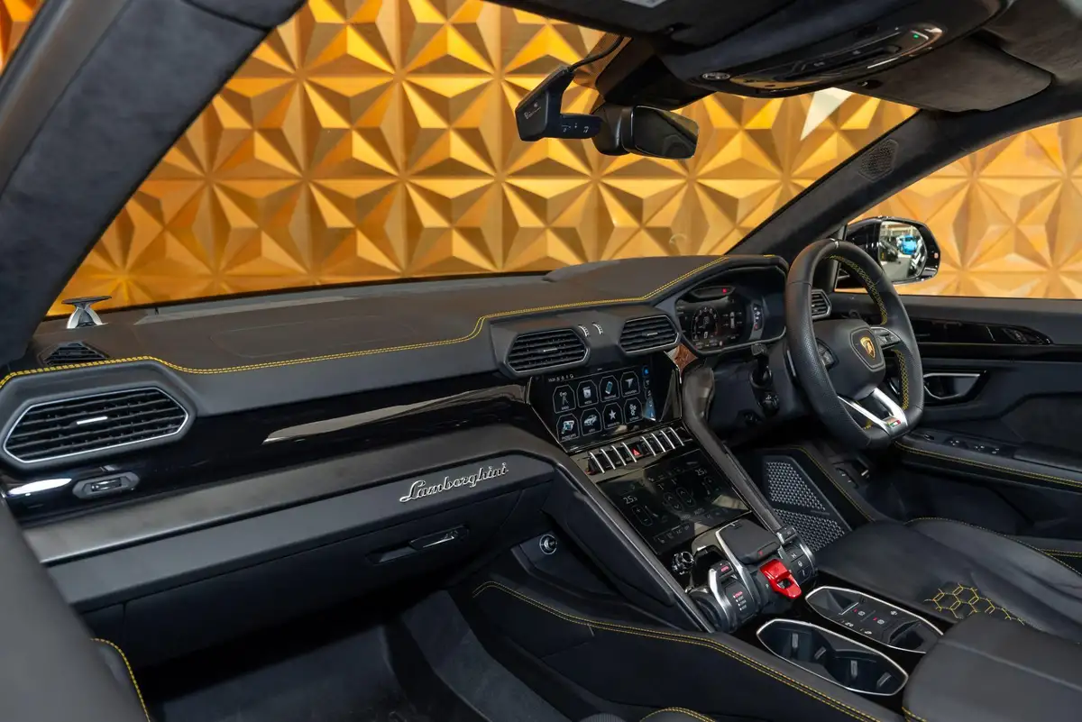 2022-lamborghini-urus-40-no-trim-big-14