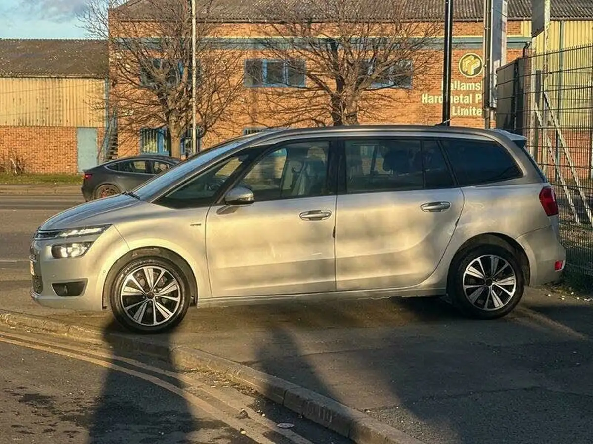 2016-citroen-grand-c4-picasso-16bluehdi-exclusive-eat6-big-8