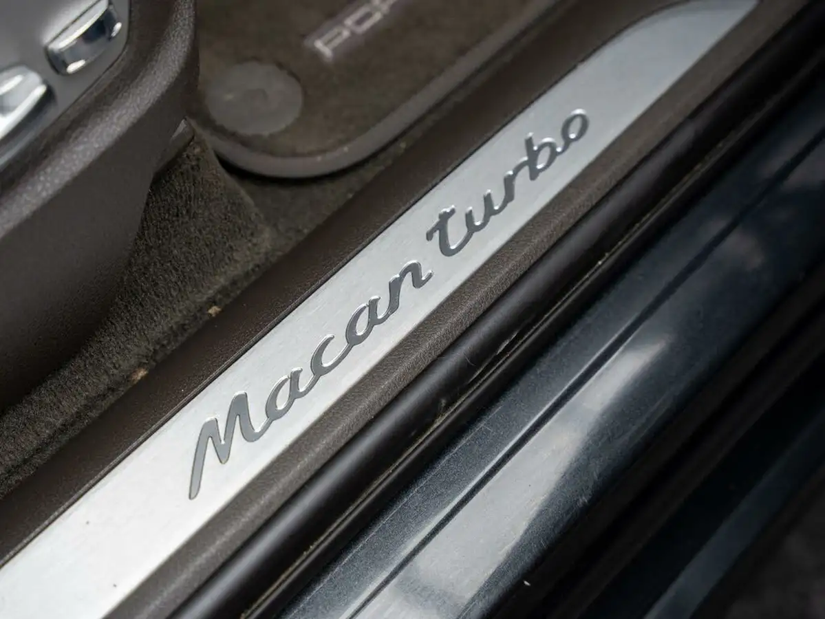 2021-porsche-macan-29-turbo-big-13