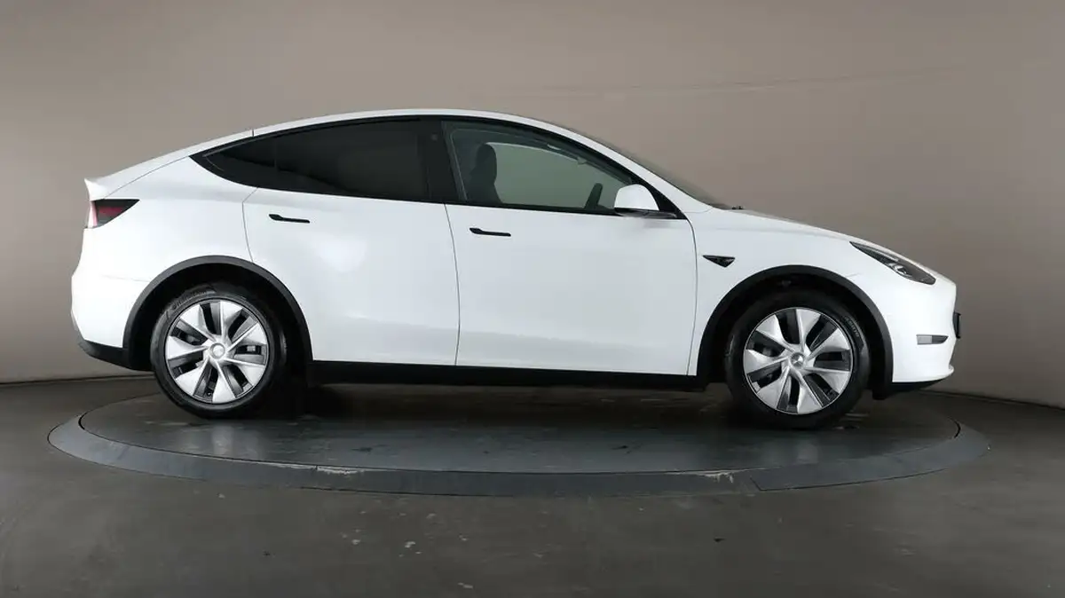 2022-tesla-model-y-e-long-range-big-7