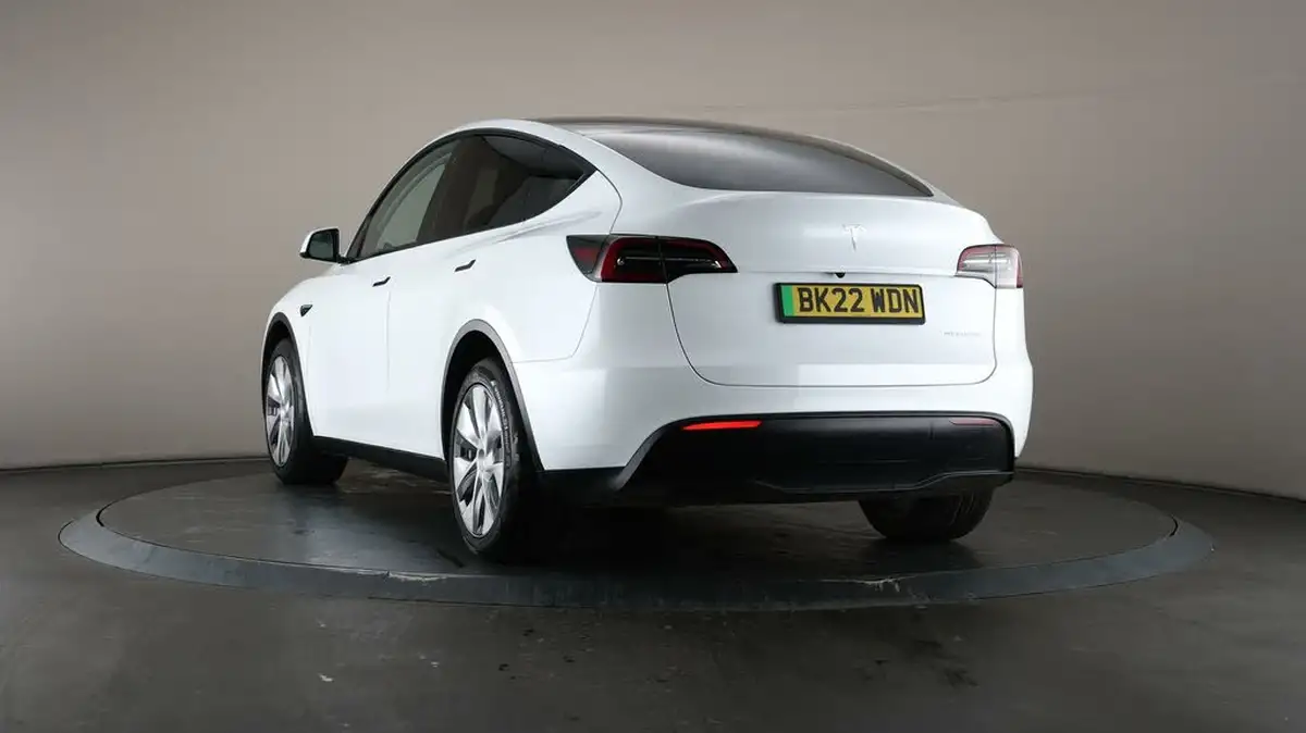 2022-tesla-model-y-e-long-range-big-48