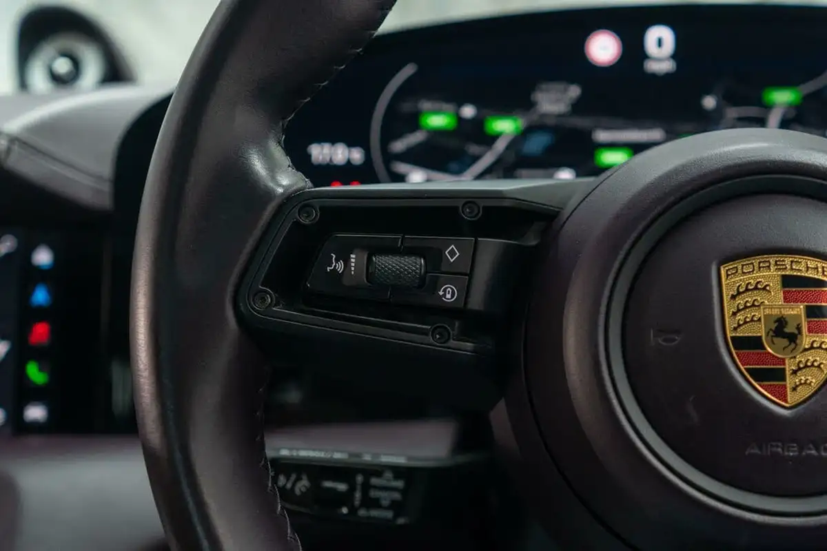 2020-porsche-taycan-e-turbo-big-32