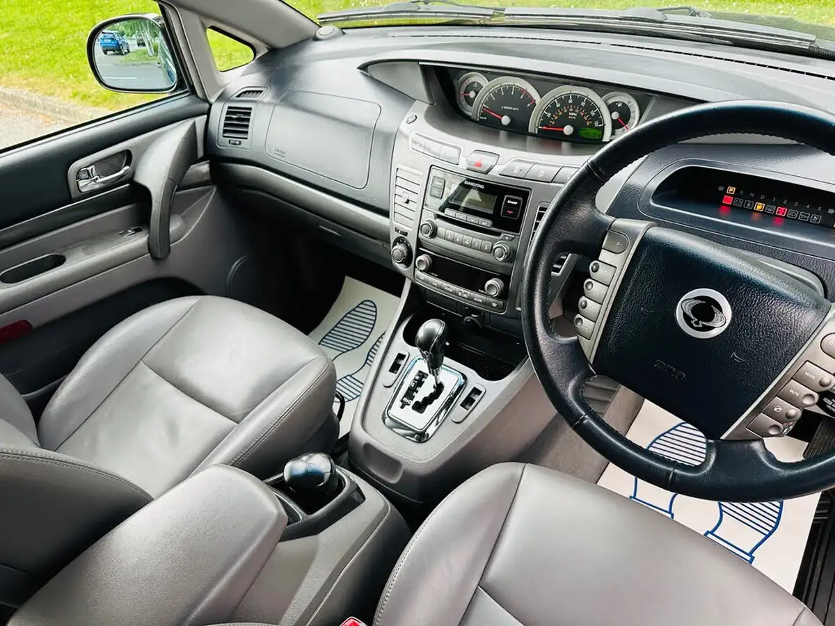 2013-kgm-ssangyong-turismo-20td-ex-big-14