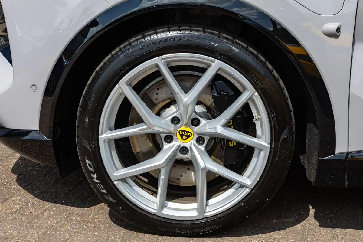 2023-lotus-eletre-e-big-22