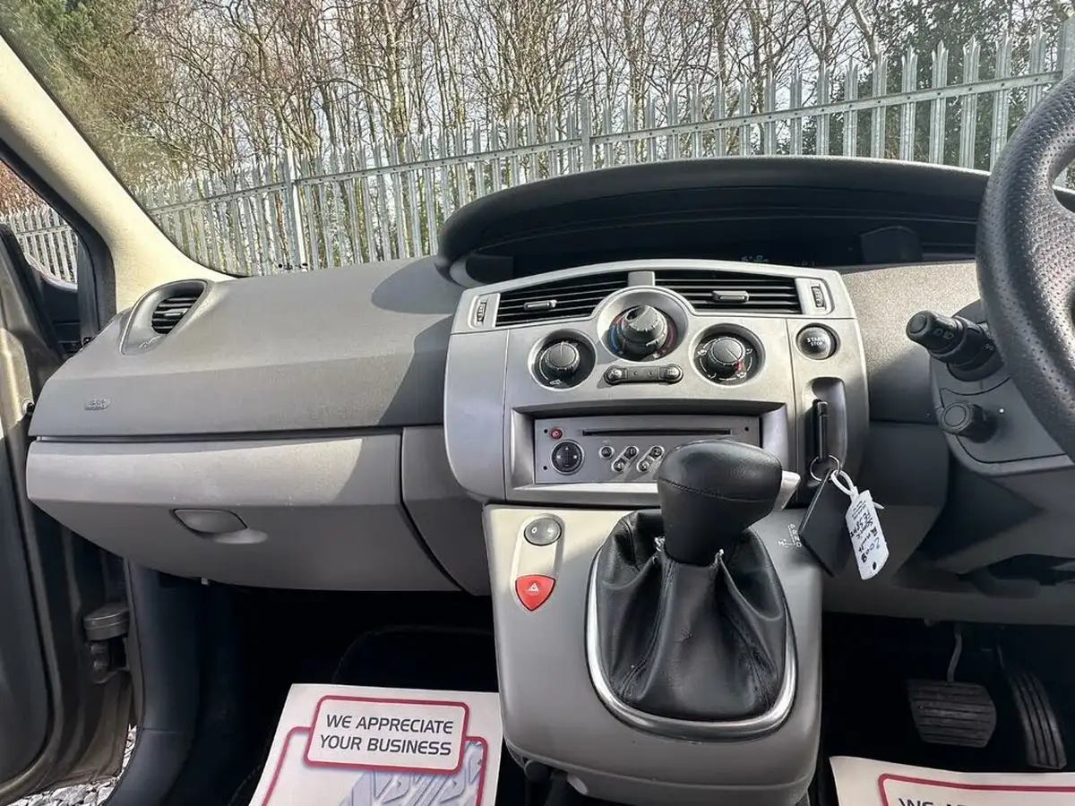 2009-renault-scenic-16-dynamique-111bhp-auto-big-22
