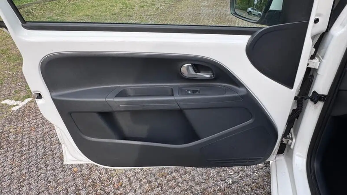 2012-volkswagen-up-10-high-up-5d-big-22