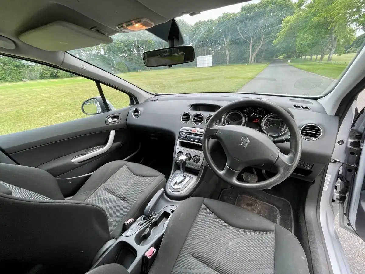 2011-peugeot-308-16-s-vti-auto-big-5