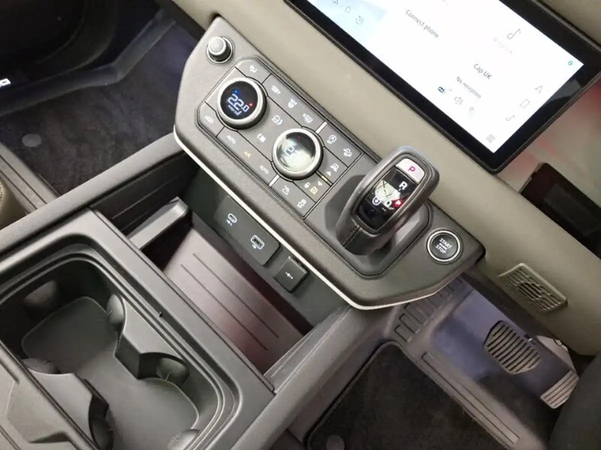 2022-land-rover-110-defender-30-d250-xs-edition-big-10