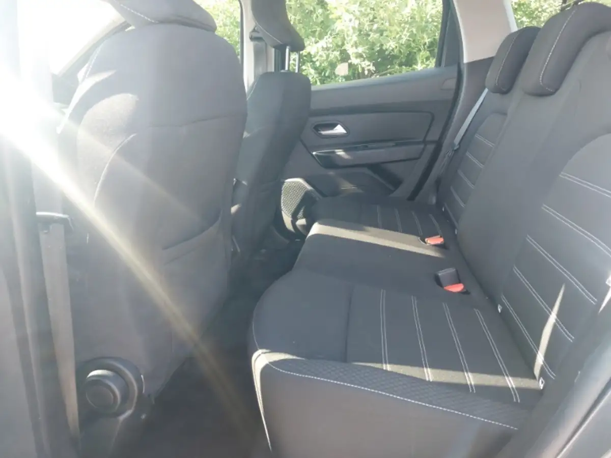 2022-dacia-duster-10-tce-comfort-100bhp-bi-fuel-station-wagon-5d-big-5