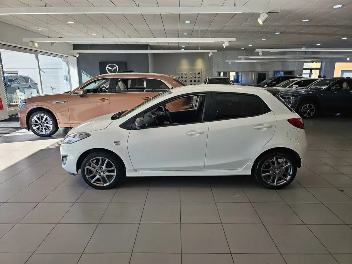 2014-mazda-mazda2-13-sport-colour-edition-big-5