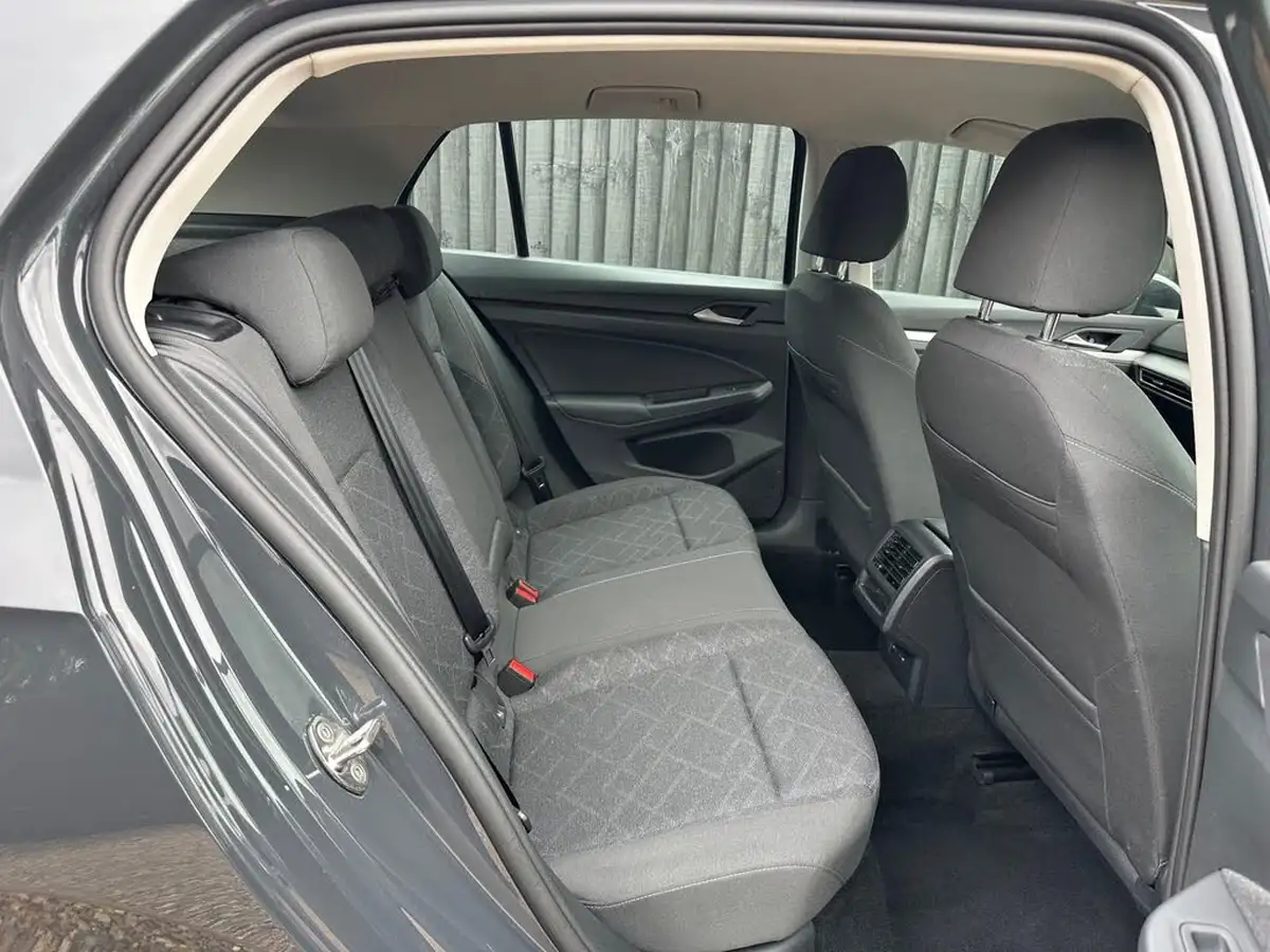 2023-volkswagen-golf-15-tsi-life-130ps-hatchback-big-11