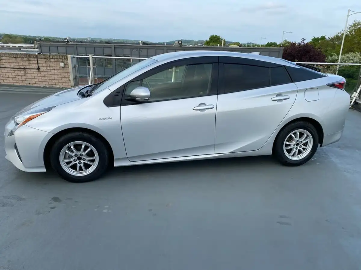 2018-toyota-prius-hybrid-big-15