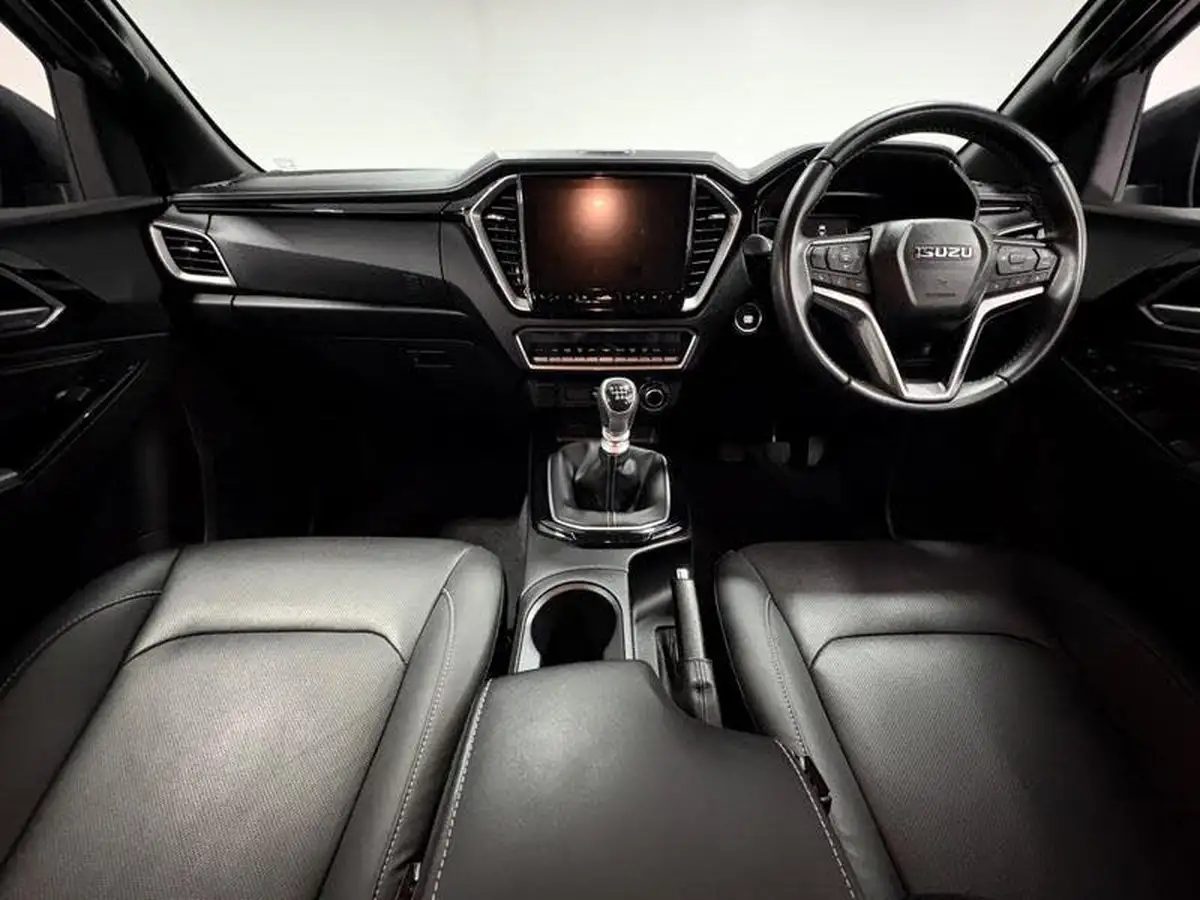 2023-isuzu-d-max-19td-v-cross-big-9