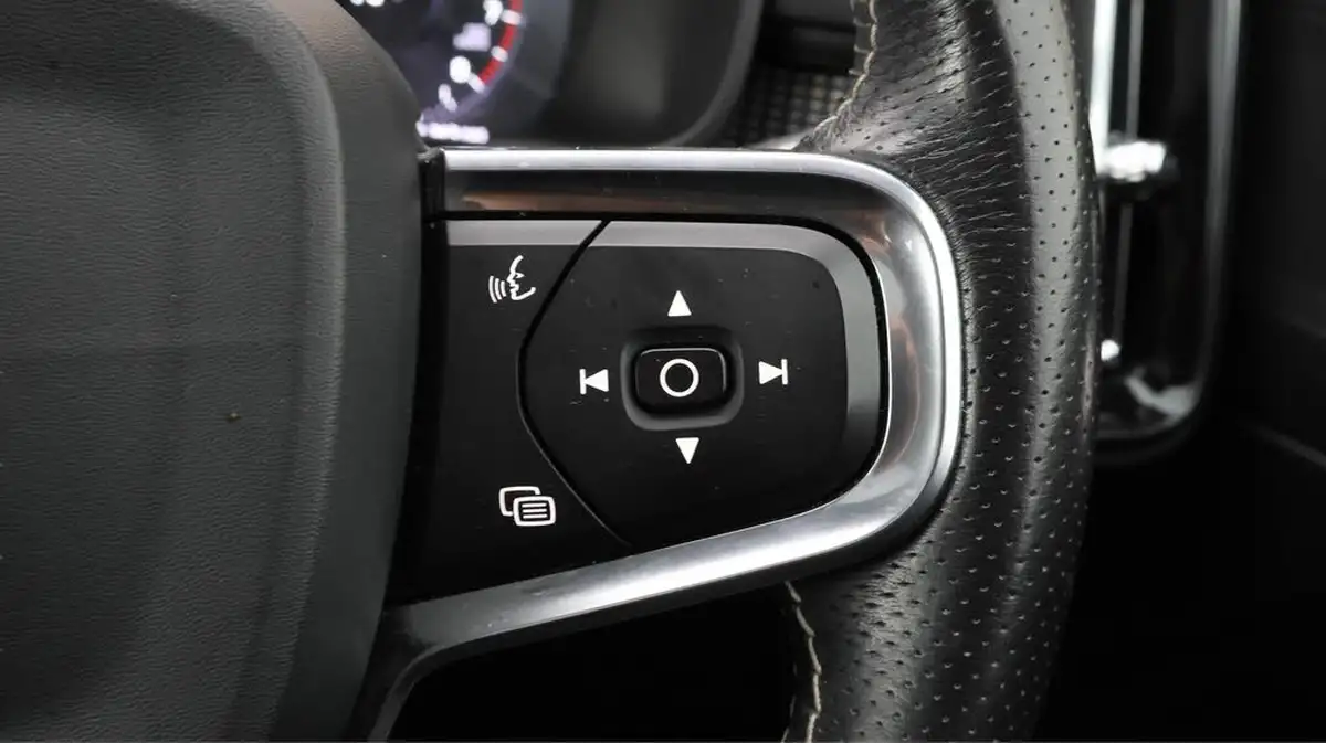 2018-volvo-xc40-15-t3-r-design-pro-big-23
