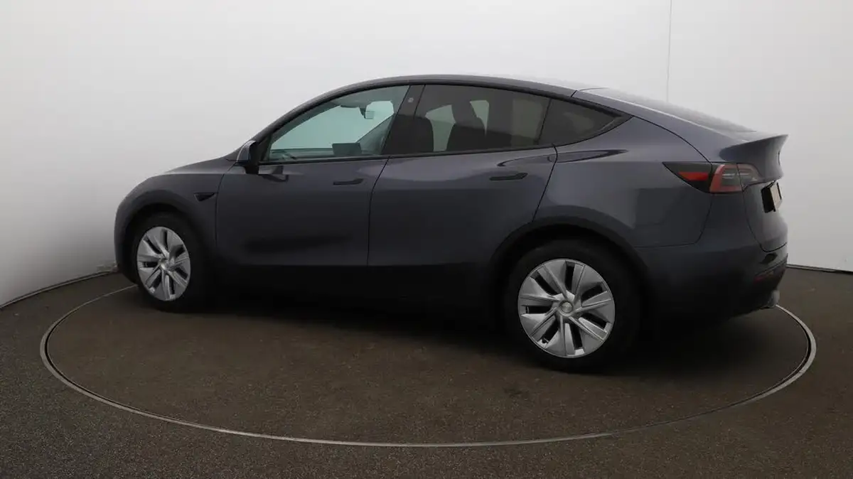 2022-tesla-model-y-e-long-range-big-47