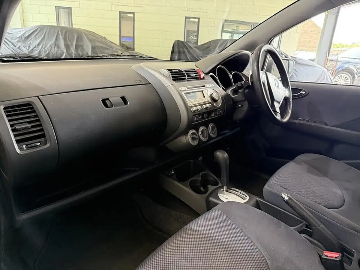 2009-honda-jazz-14-se-cvt-7-big-19