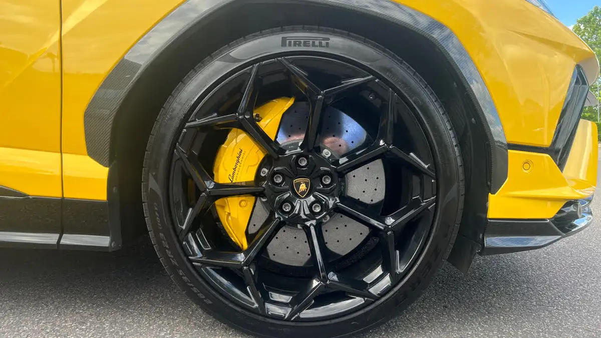 2023-lamborghini-urus-40-no-trim-big-8