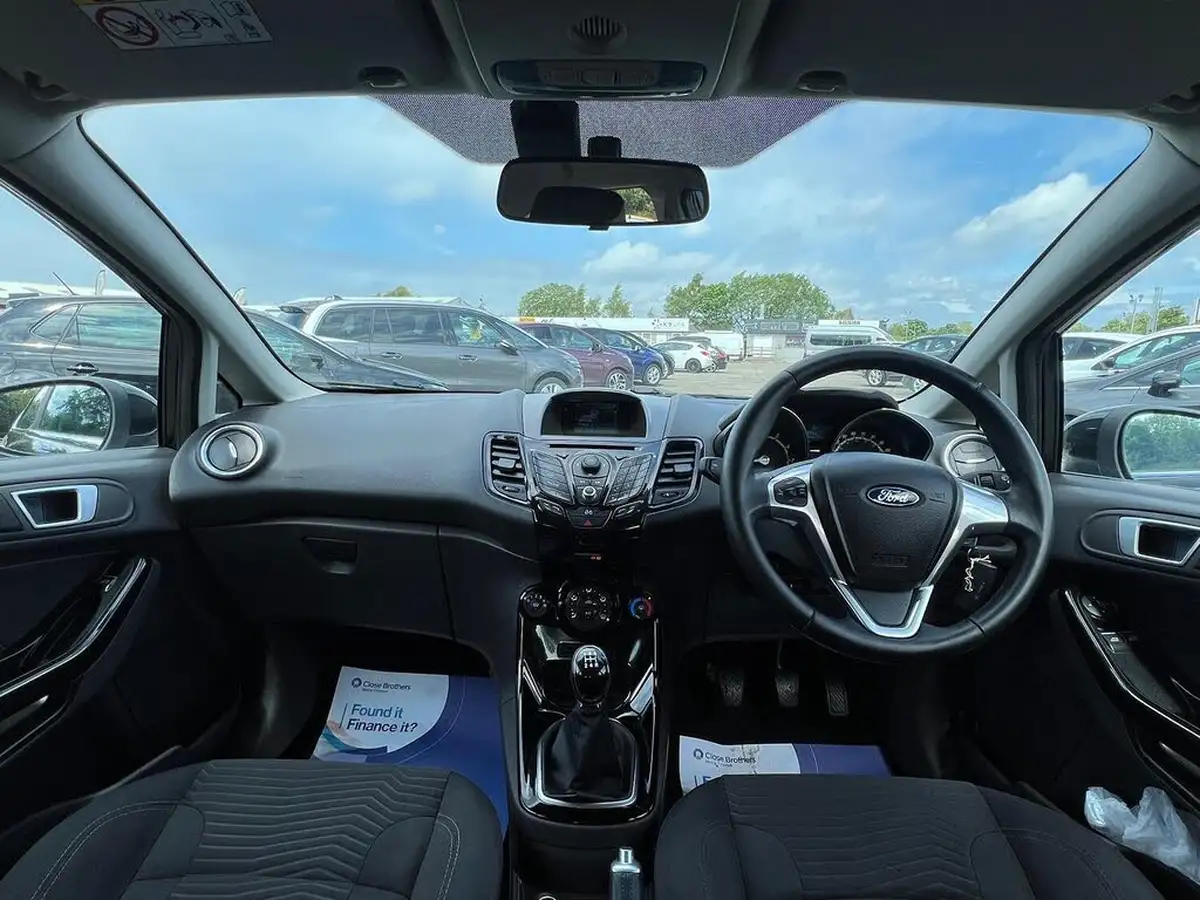 2014-ford-fiesta-125-zetec-5d-big-6