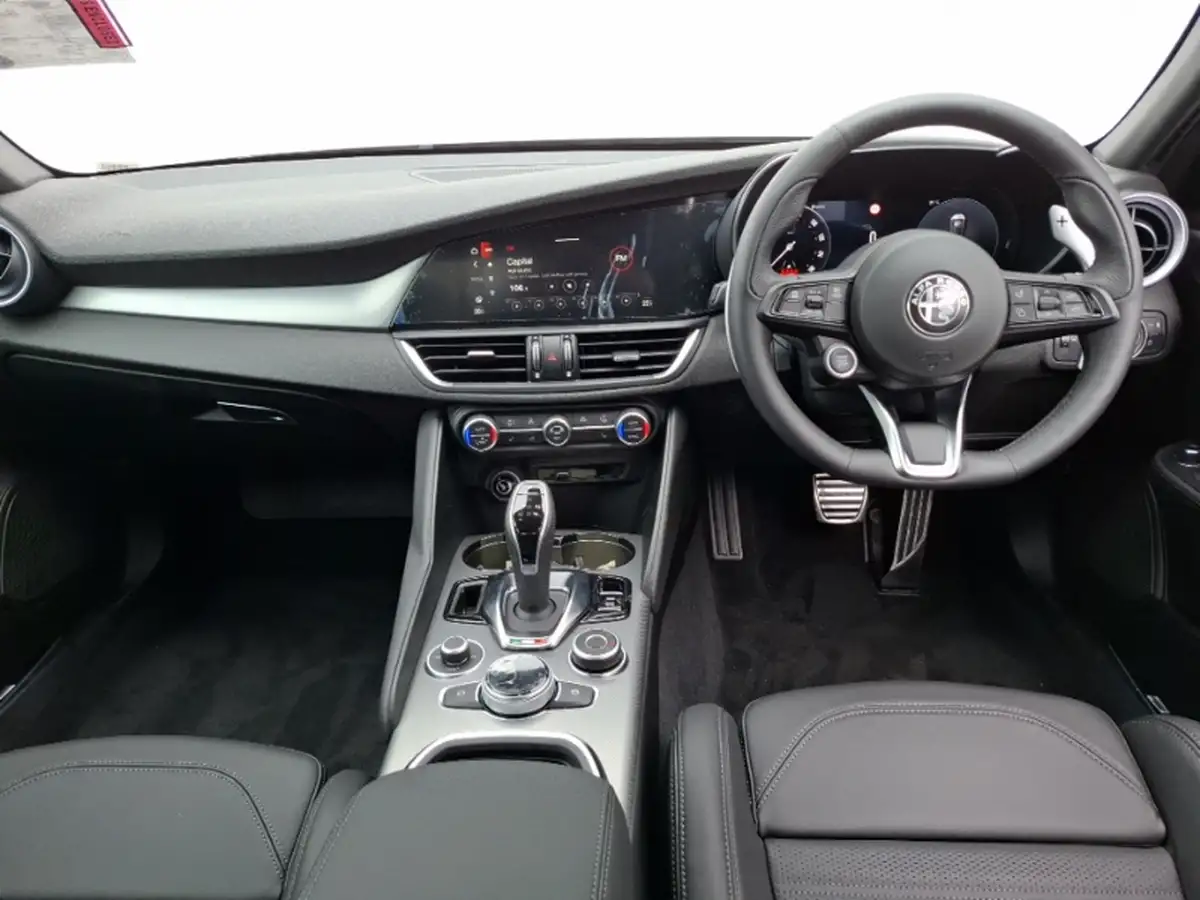 2025-alfa-romeo-giulia-20-veloce-big-2