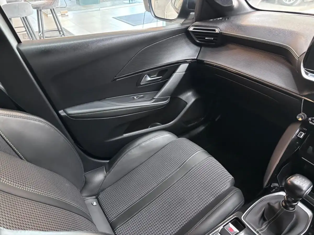 2022-peugeot-208-12-puretech-gt-100ps-big-36