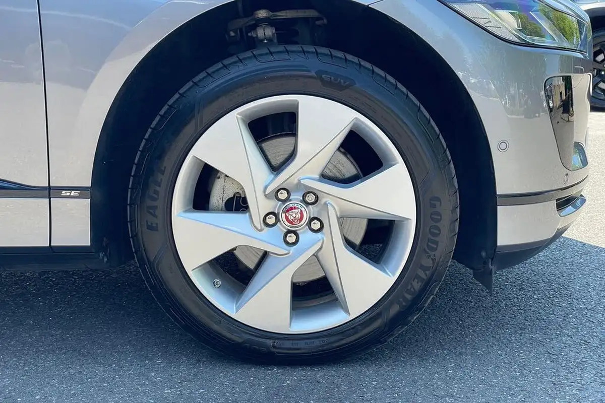 2021-jaguar-i-pace-ev400-se-big-23
