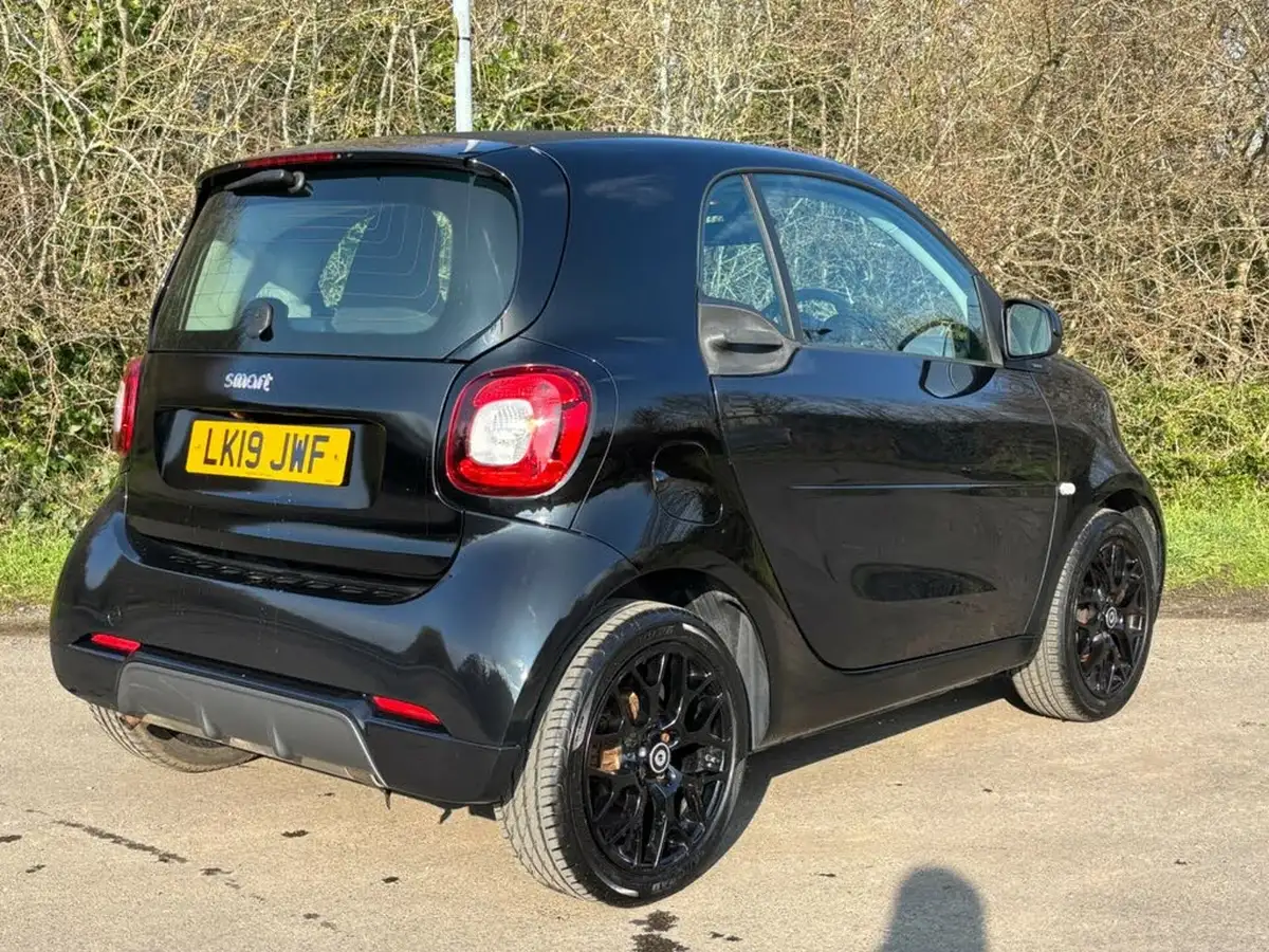 2019-smart-fortwo-10-urban-shadow-edition-big-3