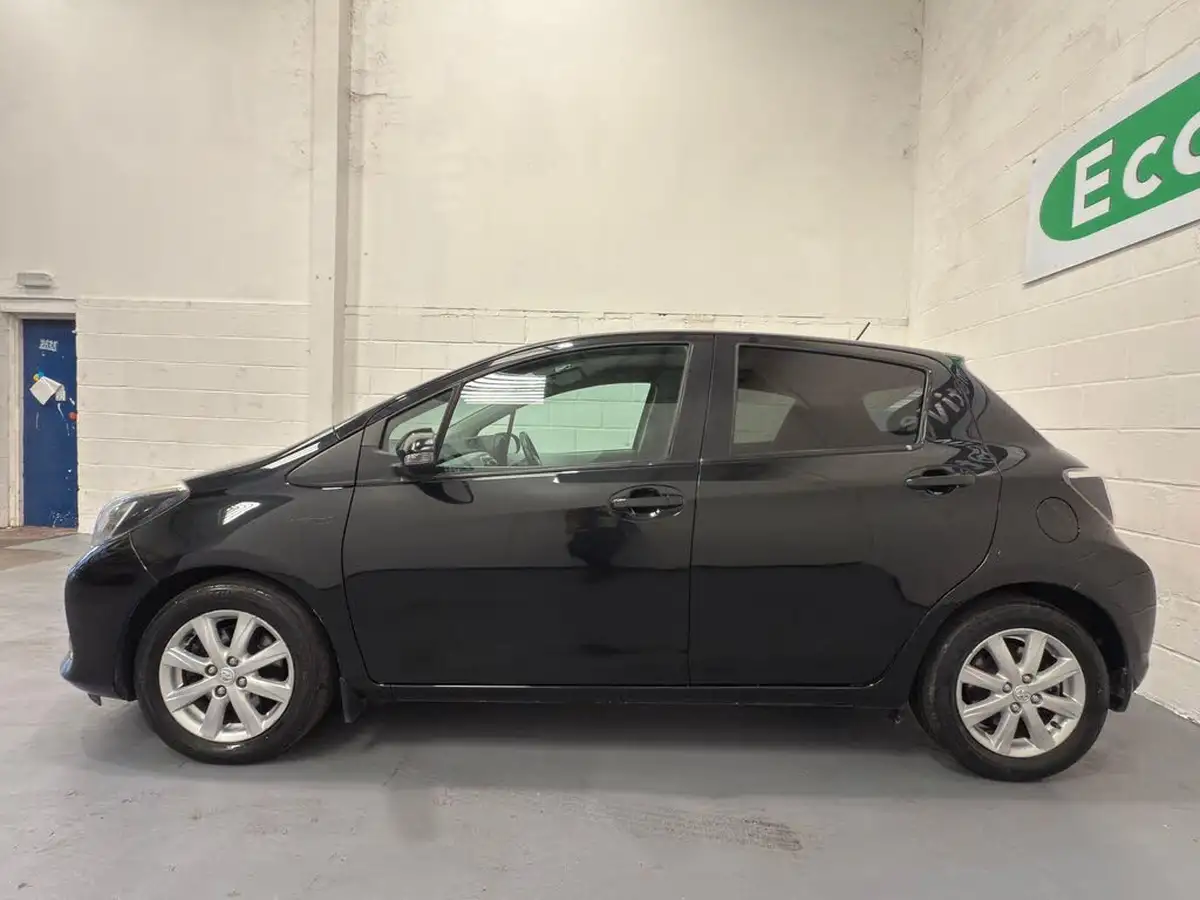 2013-toyota-yaris-15-vvt-i-t4-big-13