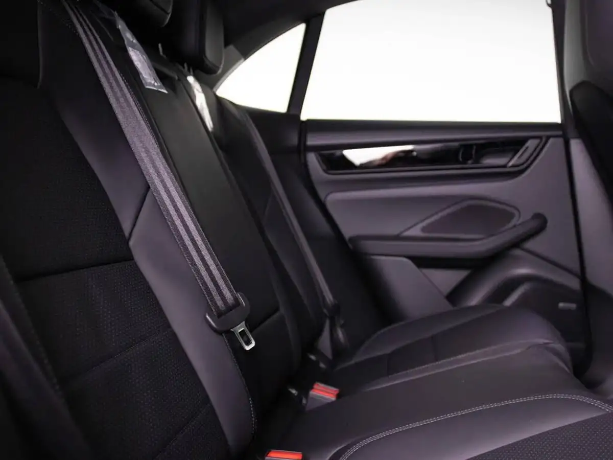 2025-porsche-macan-e-electric-big-34