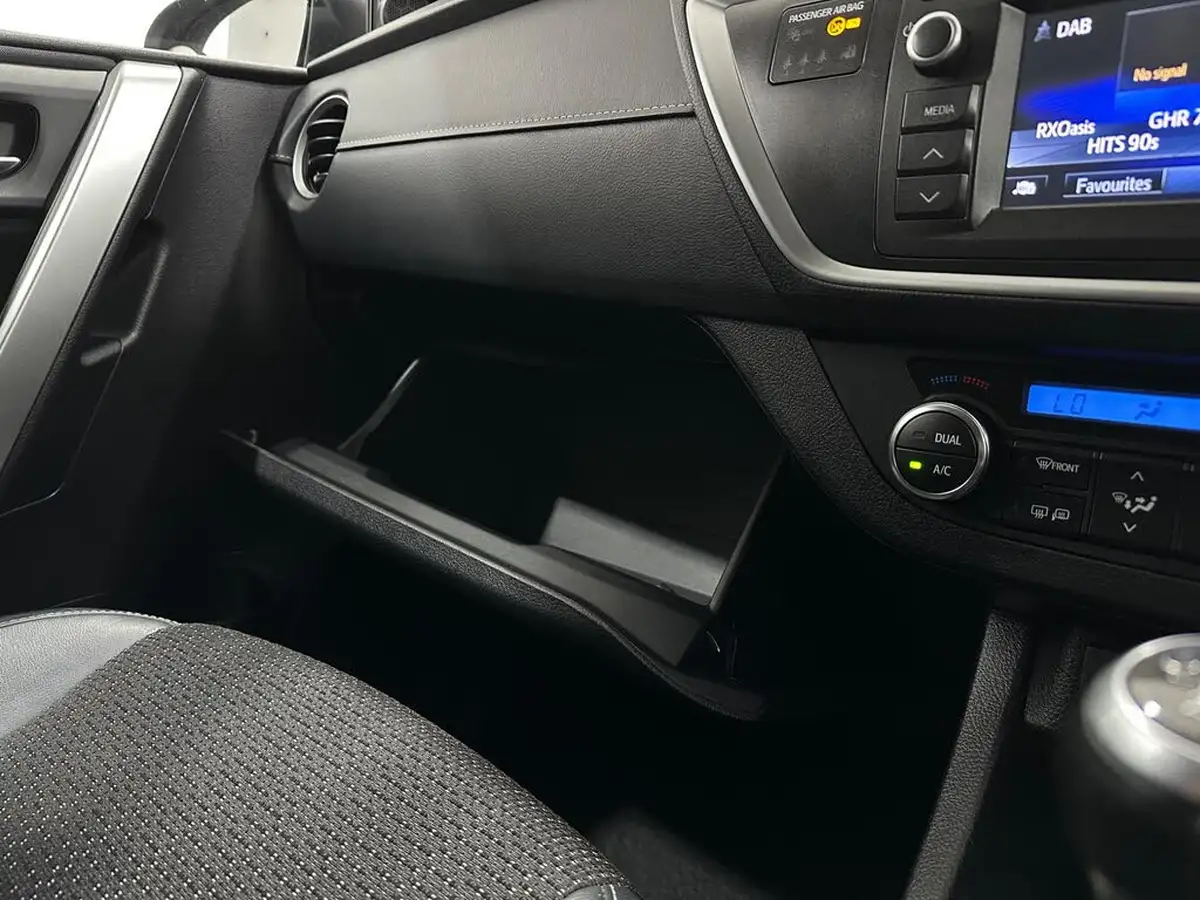 2014-toyota-auris-16-excel-hatchback-big-26