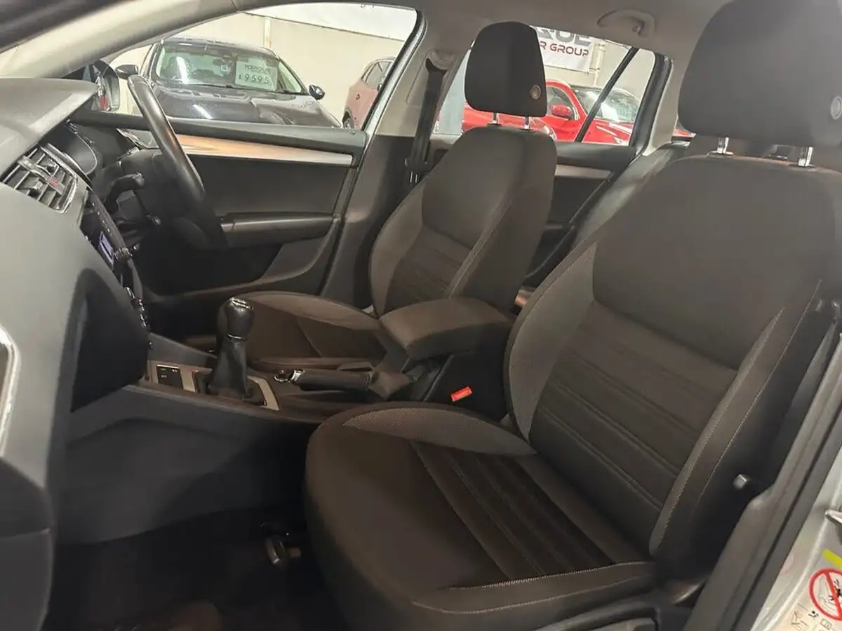 2020-skoda-octavia-16tdi-se-technology-estate-big-14