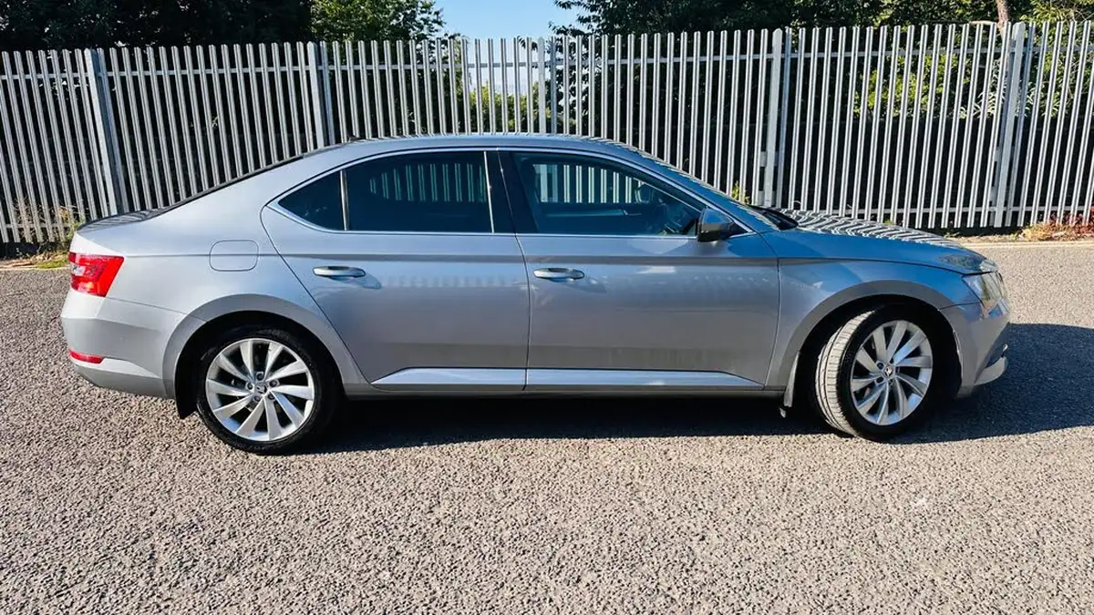 2016-skoda-superb-20tdi-se-business-hatchback-dsg-big-10
