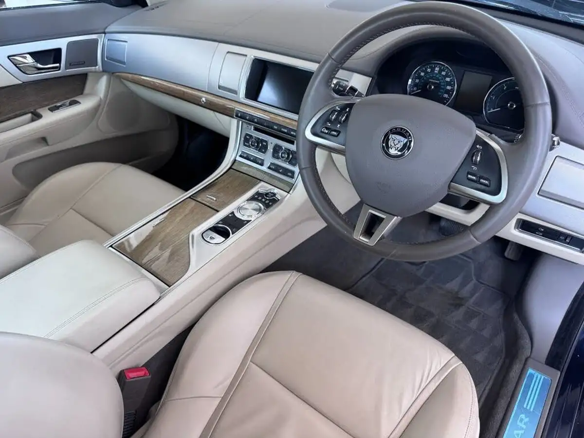 2014-jaguar-xf-30td-premium-luxury-saloon-4d-big-10