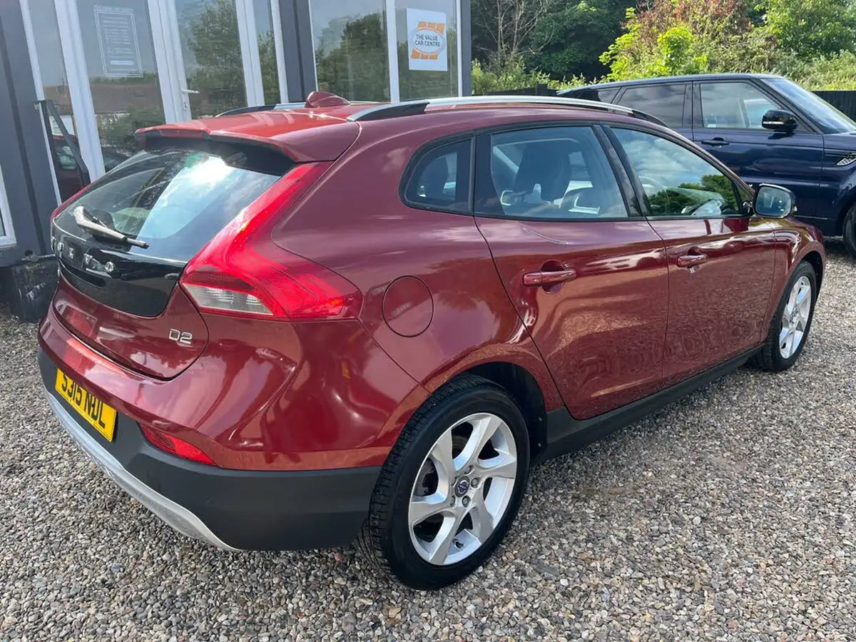 2015-volvo-v40-16td-d2-cross-country-lux-nav-big-3