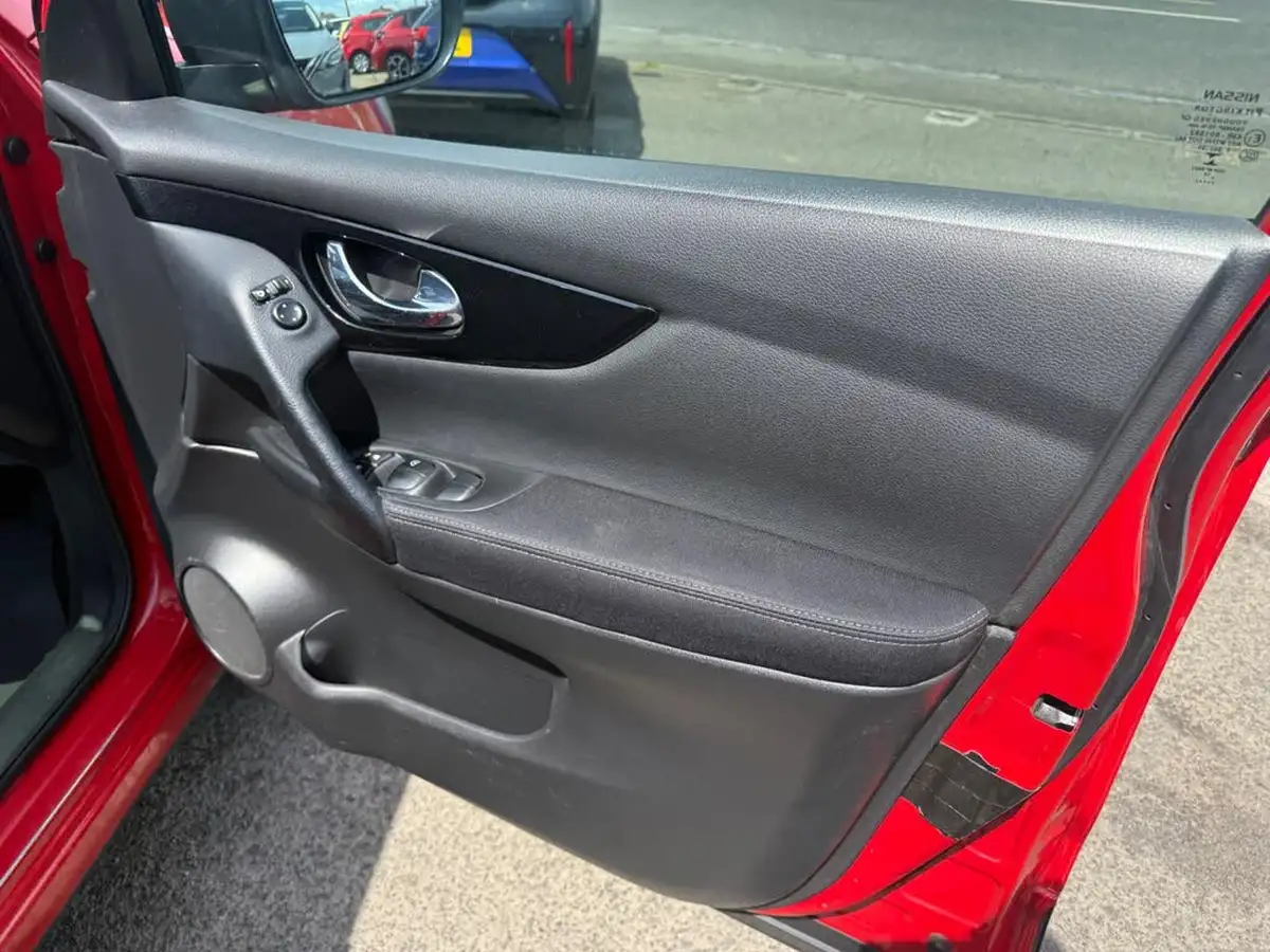 2014-nissan-qashqai-15dci-acenta-premium-big-16