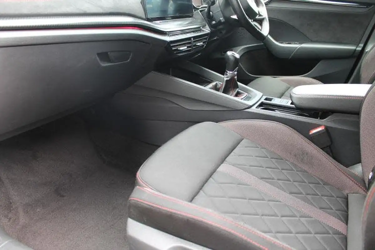 2021-skoda-octavia-20-tsi-vrs-estate-big-5