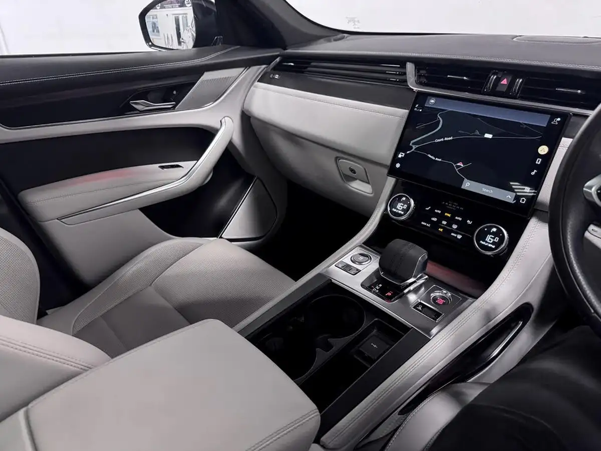 2022-jaguar-f-pace-20-d200-r-dynamic-black-big-28