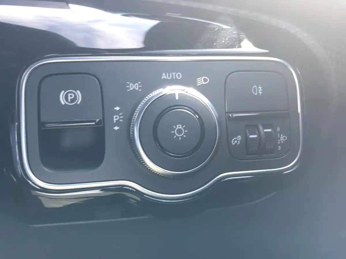 2020-mercedes-benz-a-class-13-a180-se-7g-dct-big-22
