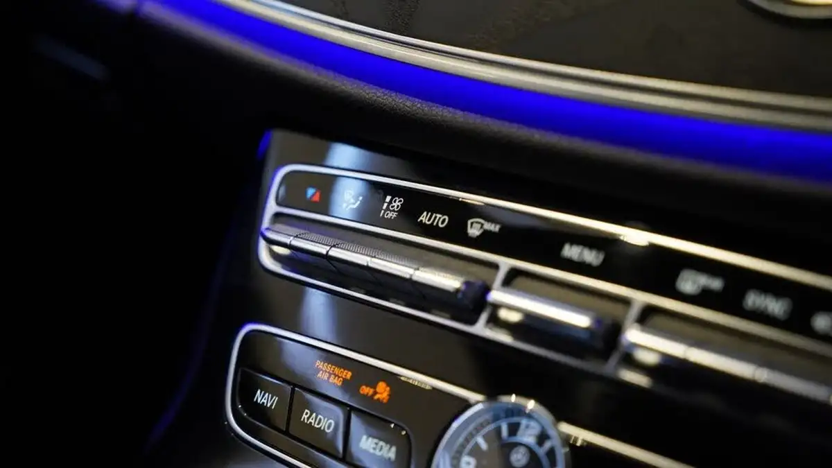 2017-mercedes-benz-e-class-20d-e220d-amg-line-ss-estate-5d-big-42