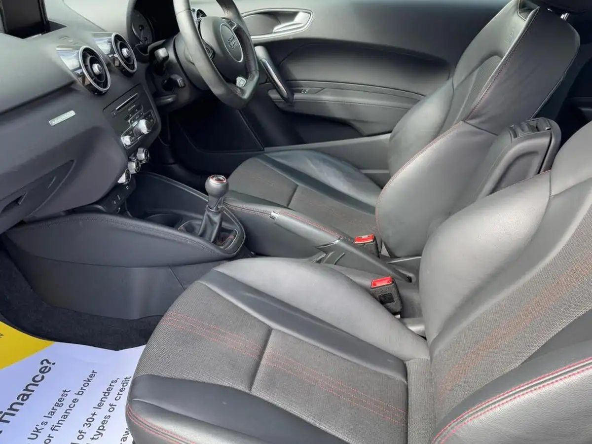 2015-audi-a1-20-s1-hatchback-3d-big-36