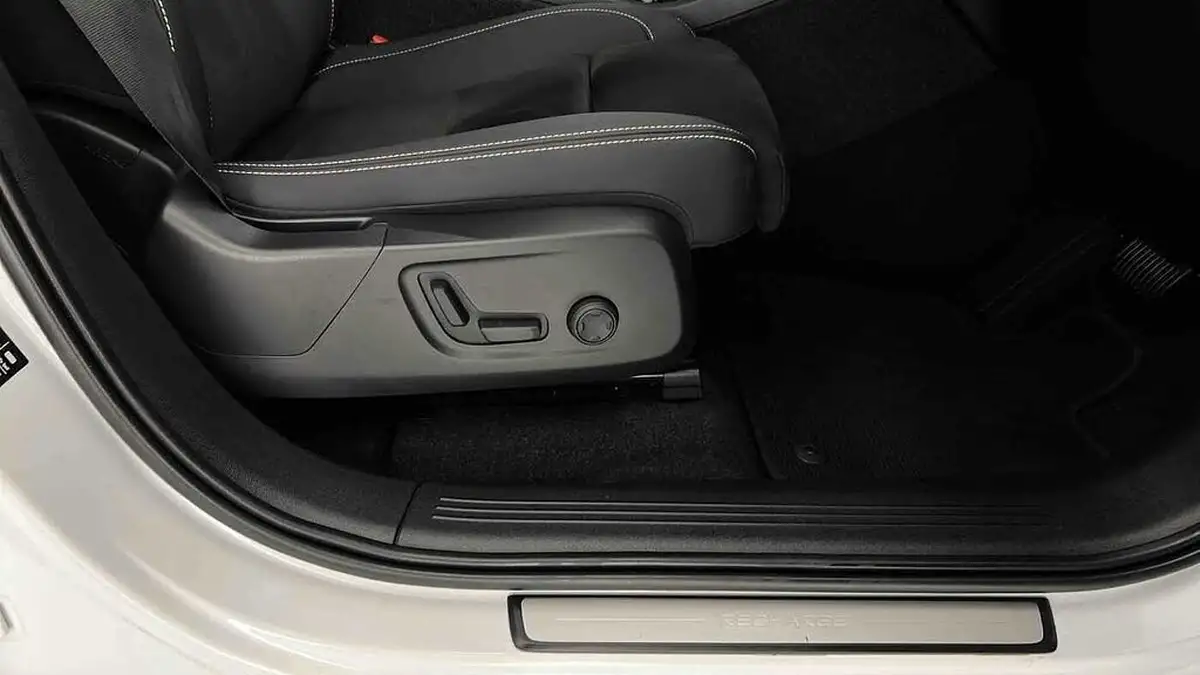 2022-volvo-c40-e-twin-recharge-pro-big-31