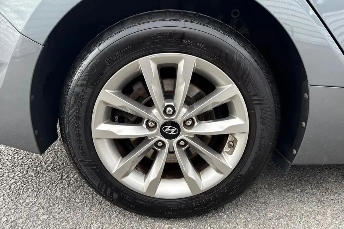 2017-hyundai-i40-17crdi-se-nav-141ps-tourer-5d-big-9