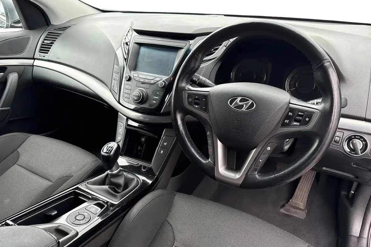 2017-hyundai-i40-17crdi-se-nav-141ps-tourer-5d-big-13