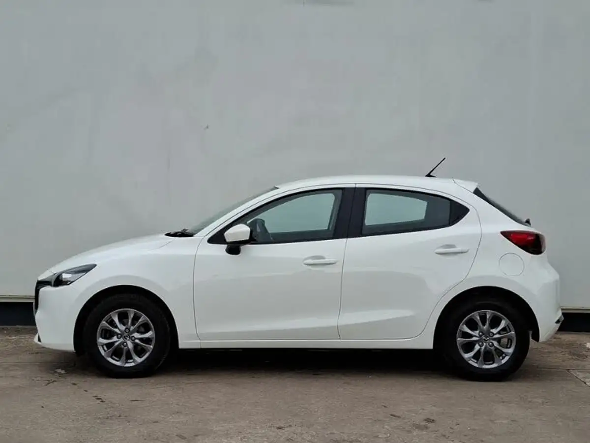 2024-mazda-mazda2-15-skyactiv-g-centre-line-big-3