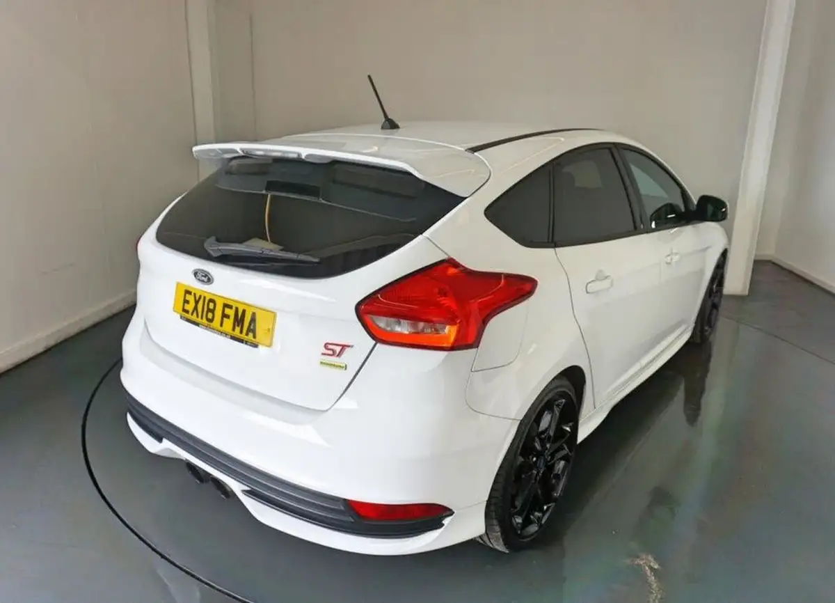 2018-ford-focus-20t-st2-hatchback-big-9