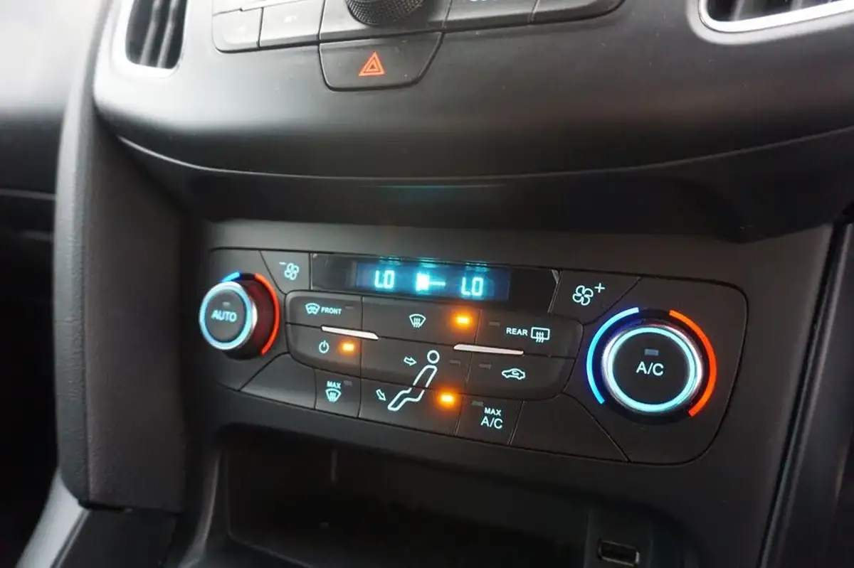 2018-ford-focus-20t-st2-hatchback-big-33