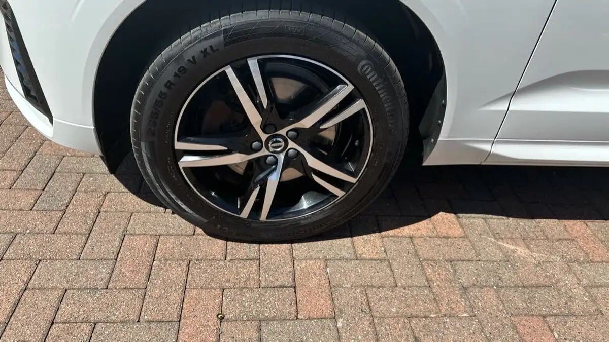 2022-volvo-xc60-20-b5-r-design-big-45
